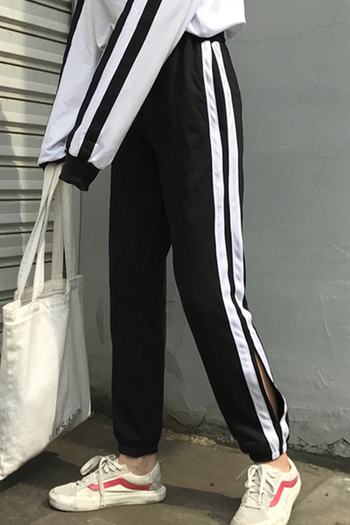 Спортен дамски панталон в черен цвят с бели ленти
