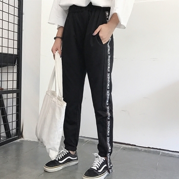 Актуален дамски спортен панталон в черен цвят с надпис