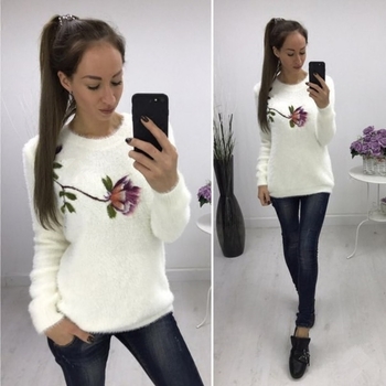 Много стилен мек дамски пуловер с О-образна яка и флорална бродерия 