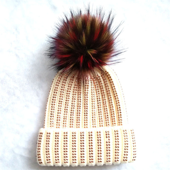 Κομψό χειμωνιάτικο γυναικείο καπέλο με λαμπερά μικρά βότσαλα 