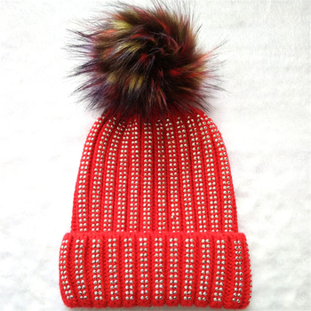 Стилна дамска зимна шапка с лъскави малки камъчета и меко пухче