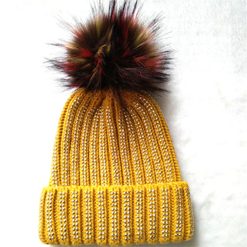 Κομψό χειμωνιάτικο γυναικείο καπέλο με λαμπερά μικρά βότσαλα 