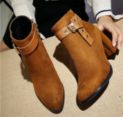 Πολύ κομψές γυναικείες μπότες σουέτ με ψηλό τακούνι και ενδιαφέρον  τακά 