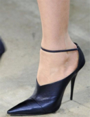 Εντυπωσιακά γυναικεία παπούτσια υψηλών τακουνιών με λεπτό λουράκι στον αστράγαλο