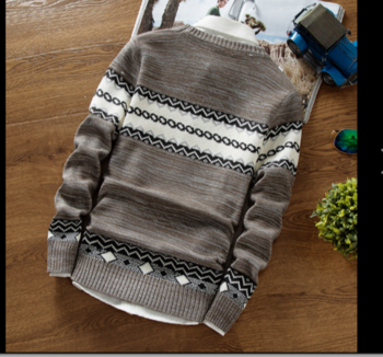 Καθημερινό ανδρικό πουλόβερ σε ρετρό σχέδια και κολάρο σε σχήμα O