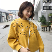 Ζεστό γυναικείο πουλόβερ σε τρία χρώματα με κεντήματα