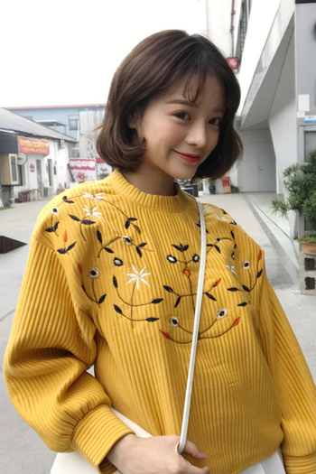 Ζεστό γυναικείο πουλόβερ σε τρία χρώματα με κεντήματα