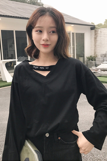 Спортно-елегантна дамска блуза в черен цвят с V-образно деколте