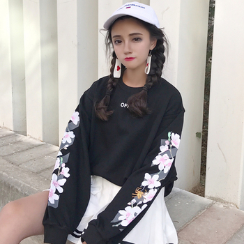 Σπορ-κομψή μακρυά γυναικεία μπλούζα με floral διακόσμηση στα μανίκια