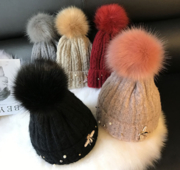 Γυναικείο καπέλο για το χειμώνα με γυαλιστερή καρφίτσα και γούνα