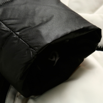 Дамско яке в бял цвят с черни ръкави и качулка с пух
