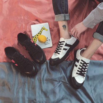 Κομψά ανδρικά πάνινα παπούτσια σε λευκό και μαύρο χρώμα