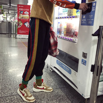 Широк спортен мъжки панталон с цветни ленти