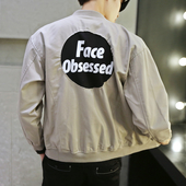 Мъжко бомбър яке със семпъл цип и надпис на гърба в сив и черен цвят