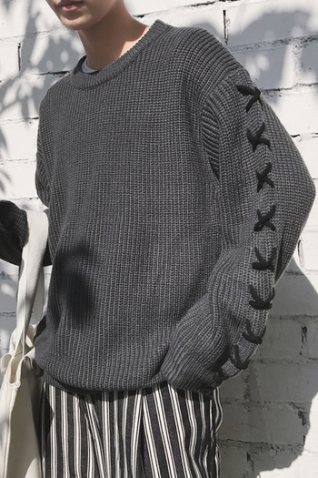 Мъжки пуловер с връзки и О-образно деколте