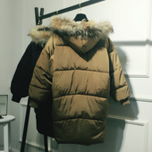 Дълго зимно яке в два цвята с качулка с пух