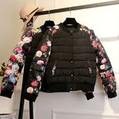 Зимно дамско яке в черен цвят с флорални мотиви на ръкавите