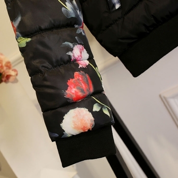 Зимно дамско яке в черен цвят с флорални мотиви на ръкавите