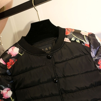 Зимно дамско яке в черен цвят с флорални мотиви на ръкавите