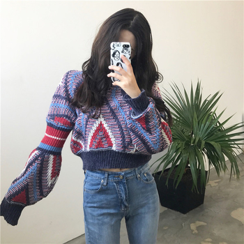 Скъсен дамски пуловер в широк модел - шарен