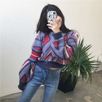 Скъсен дамски пуловер в широк модел - шарен