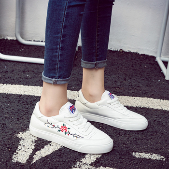Γυναικεία αθλητικά  παπούτσια σε λευκό και μαύρο χρώμα με floral στοιχεία