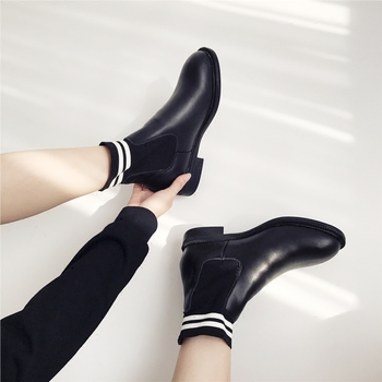 Κομψές  γυναικείες  μπότες με μικρό  τακούνι σε μαύρο χρώμα