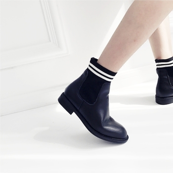 Κομψές  γυναικείες  μπότες με μικρό  τακούνι σε μαύρο χρώμα