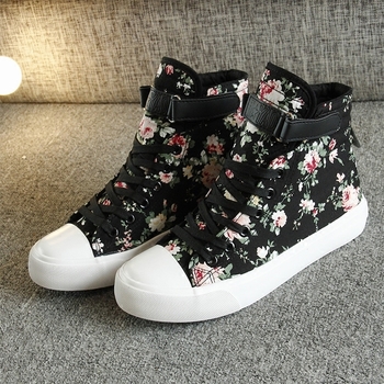 Καθημερινά γυναικεία αθλητικά παπούτσια για το  φθινοπώρο σε δύο χρώματα με floral μοτίβο