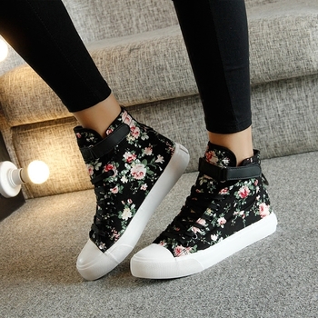 Καθημερινά γυναικεία αθλητικά παπούτσια για το  φθινοπώρο σε δύο χρώματα με floral μοτίβο