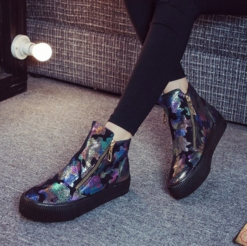 Κομψές γυναικείες μπότες σε δύο χρώματα