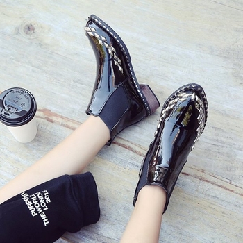 Γυναικείες  λουστρίν μπότες σε μαύρο χρώμα
