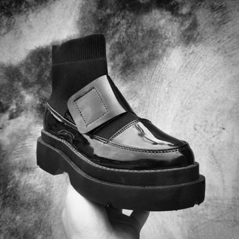 Κομψές λουστρίν γυναικείες  μπότες  με ανθεκτική σόλα