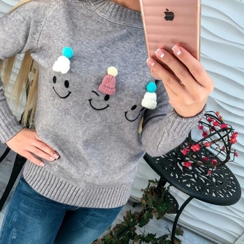 Ежедневен дамски пуловер с много интересни апликаций и О-образна яка