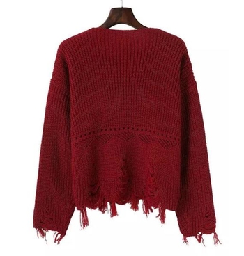 Ασυνήθιστο πουλόβερ από μαλλί με κολάρο σε σχήμα V και σχισμένα άκρα