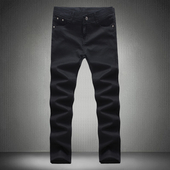 Καθαρό μοντέλο ανδρικό λεπτό  τζιν σε μαύρο χρώμα