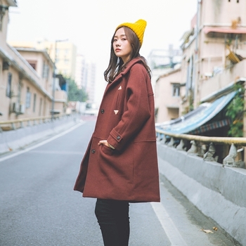 Κομψό γυναικείο παλτό κατάλληλο για το φθινόπωρο και το χειμώνα