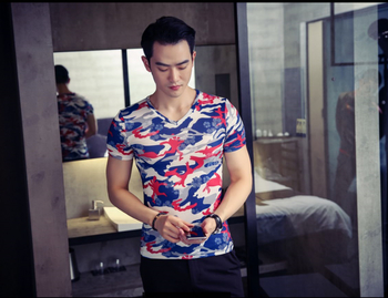 Ανδρική μπλούζα casual με κολάρο σε σχήμα V, κοντό μανίκι σε σχέδια καμουφλάζ