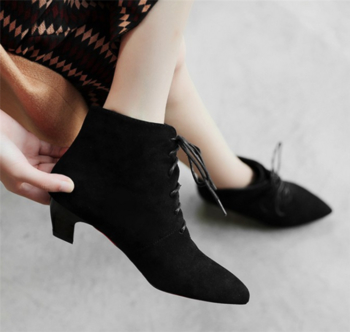 Стилни дамски обувки с нисък ток и връзки в ретро стил