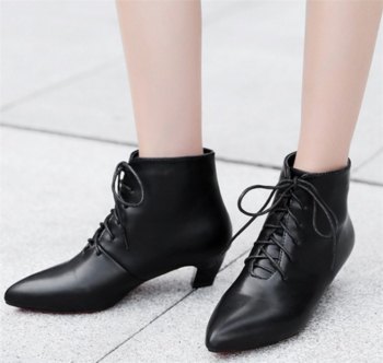 Стилни дамски обувки с нисък ток и връзки в ретро стил