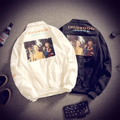 Ένα μπουφάν μπέιζμπολ κορυφαίας κατηγορίας με ένα κολάρο σε σχήμα O και μια πολύχρωμη εκτύπωση στην πλάτη