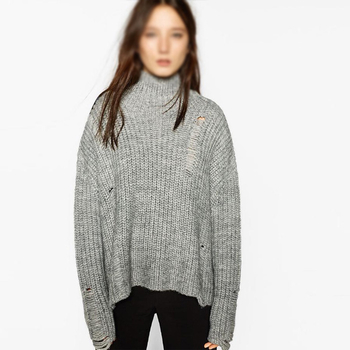 Модерен и много актуален дамски разръфан пуловер с О-образна яка 