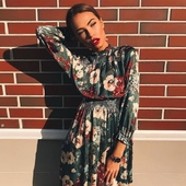 Αθλητικό κομψό γυναικείο φόρεμα με φυτικά μοτίβα, μακριά μανίκια και κολάρο σε σχήμα O