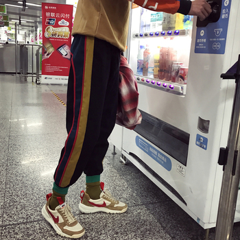 Спортен мъжки панталон с цветни ленти