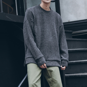 Πουλόβερ ανδρών σε ένα ευρύ σχήμα σχήματος O κολάρο