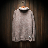 Ένας άνδρας πουλόβερ με ένα χαλαρό μισό γιακά και ένα μακρύ μανίκι