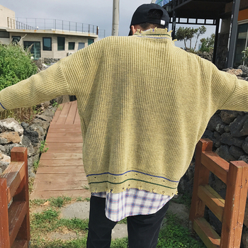 Плетен мъжки пуловер в широк модел с V-образна яка