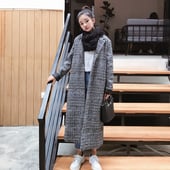 Πολύ μακρύ γυναικείο παλτό σε μια ενδιαφέρουσα δεξιά