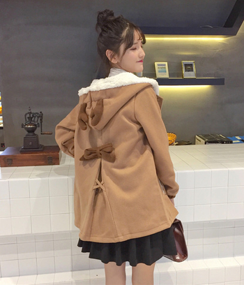 Κομψή κοντή μάλλινη παλτό για κυρίες με κουκούλα και κέρατα