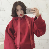 Αθλητική γυναικεία μπλούζα σε ένα ευρύ κουκούλα μοτίβο